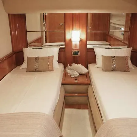 Fantasy Yachting Hotel na wodzie *