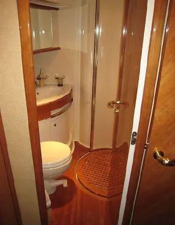 Fantasy Yachting Hotel na wodzie *