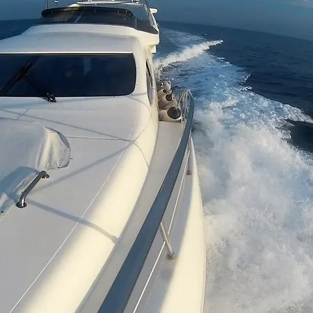 Fantasy Yachting Hotel na wodzie