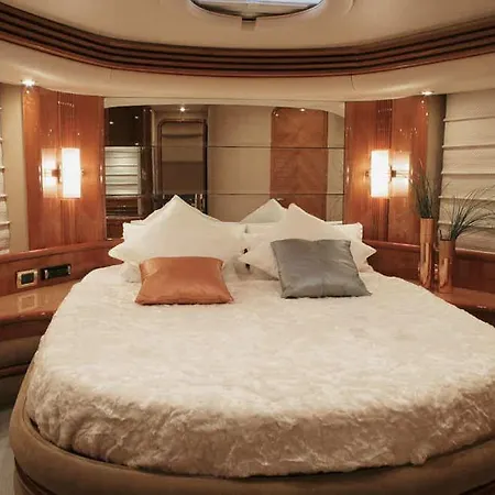 Fantasy Yachting Botel *