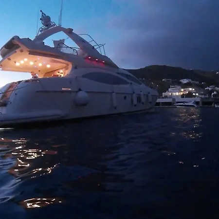 Fantasy Yachting Botel *