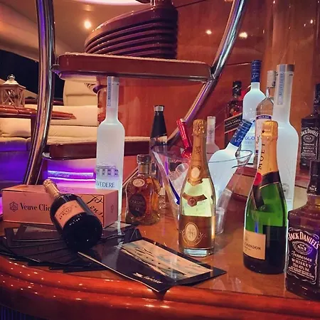 Botel Fantasy Yachting Tourlos