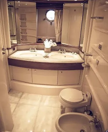 Botel Fantasy Yachting